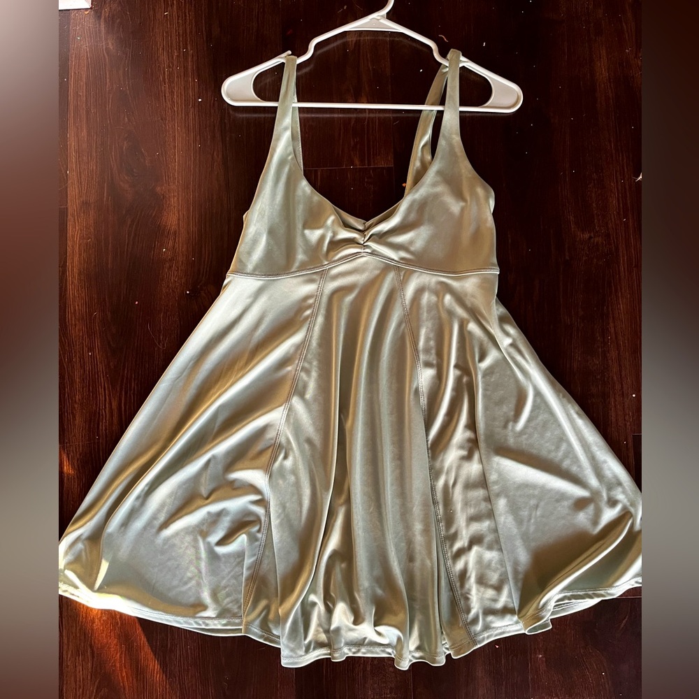 LIGHT GREEN SILK DRESS SIZE MEDIUM